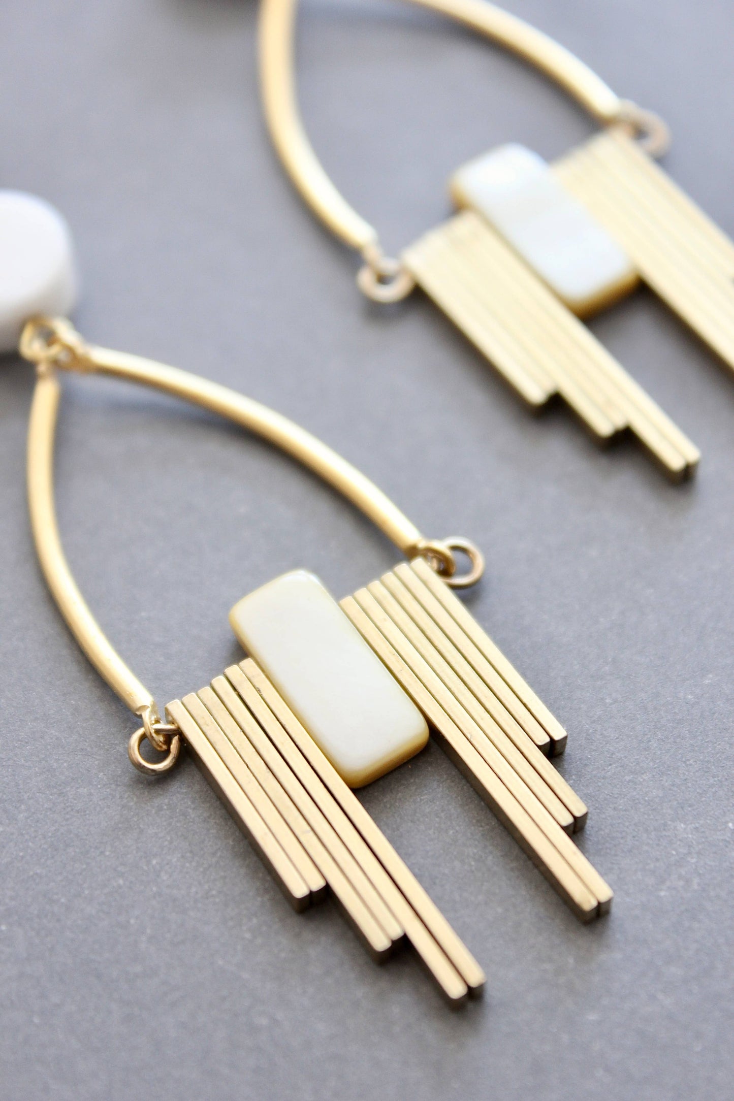 Magnesite and mother-of-pearls Earrings